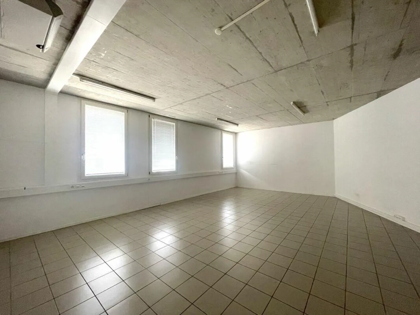 Spazi commerciali con deposito - Gewerbeflächen mit Lager - Espaces commerciaux avec dépôt - Commercial spaces with storage - Foto 4 di 9