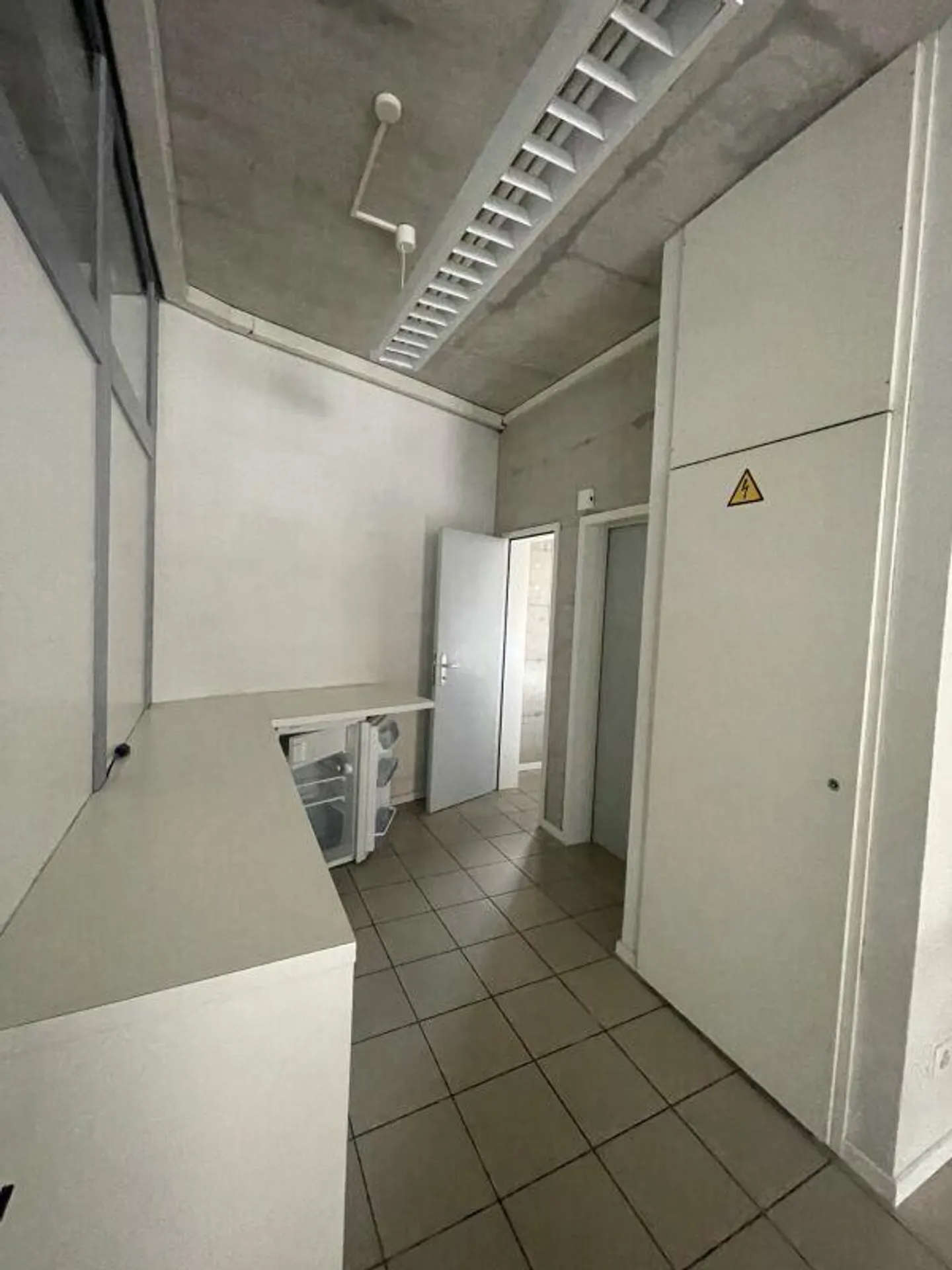 Spazi commerciali con deposito - Gewerbeflächen mit Lager - Espaces commerciaux avec dépôt - Commercial spaces with storage - Foto 7 di 9