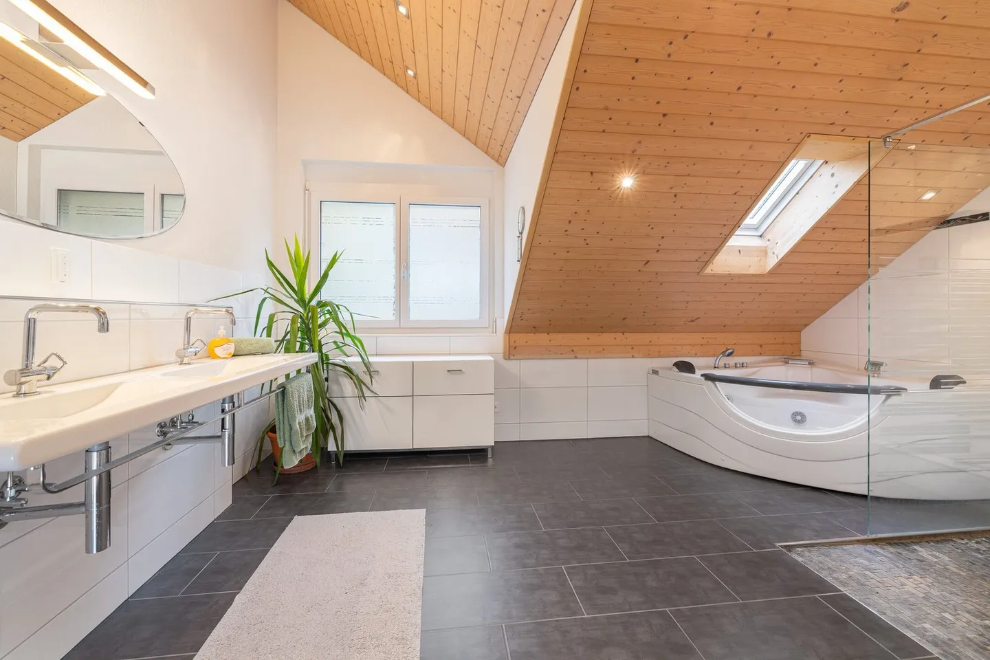 Modernes Doppelhaus mit Wellnessoase - Foto 9 von 18