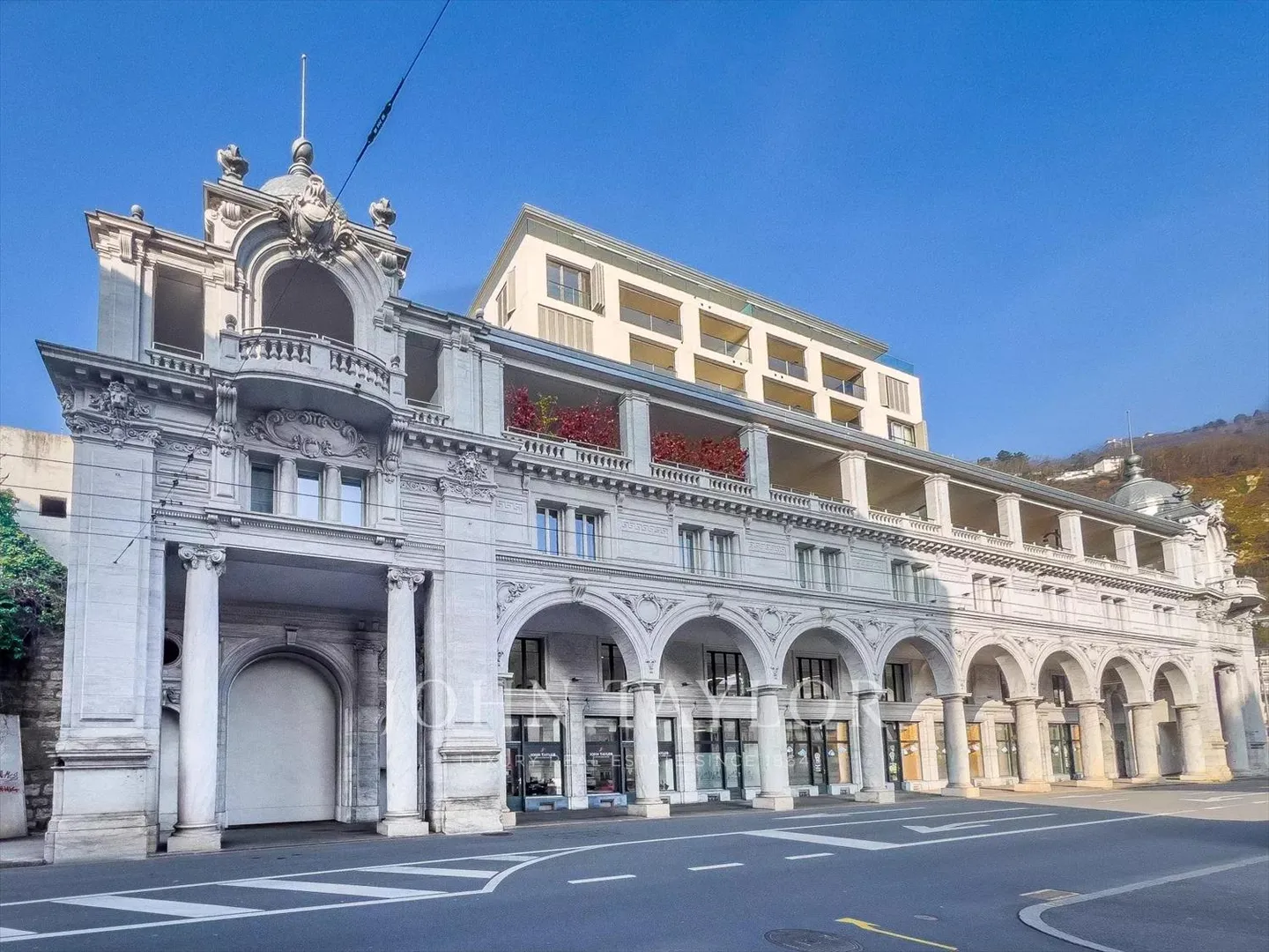 Einkaufsarkaden in der Hauptstraße von Montreux - Foto 1 von 3