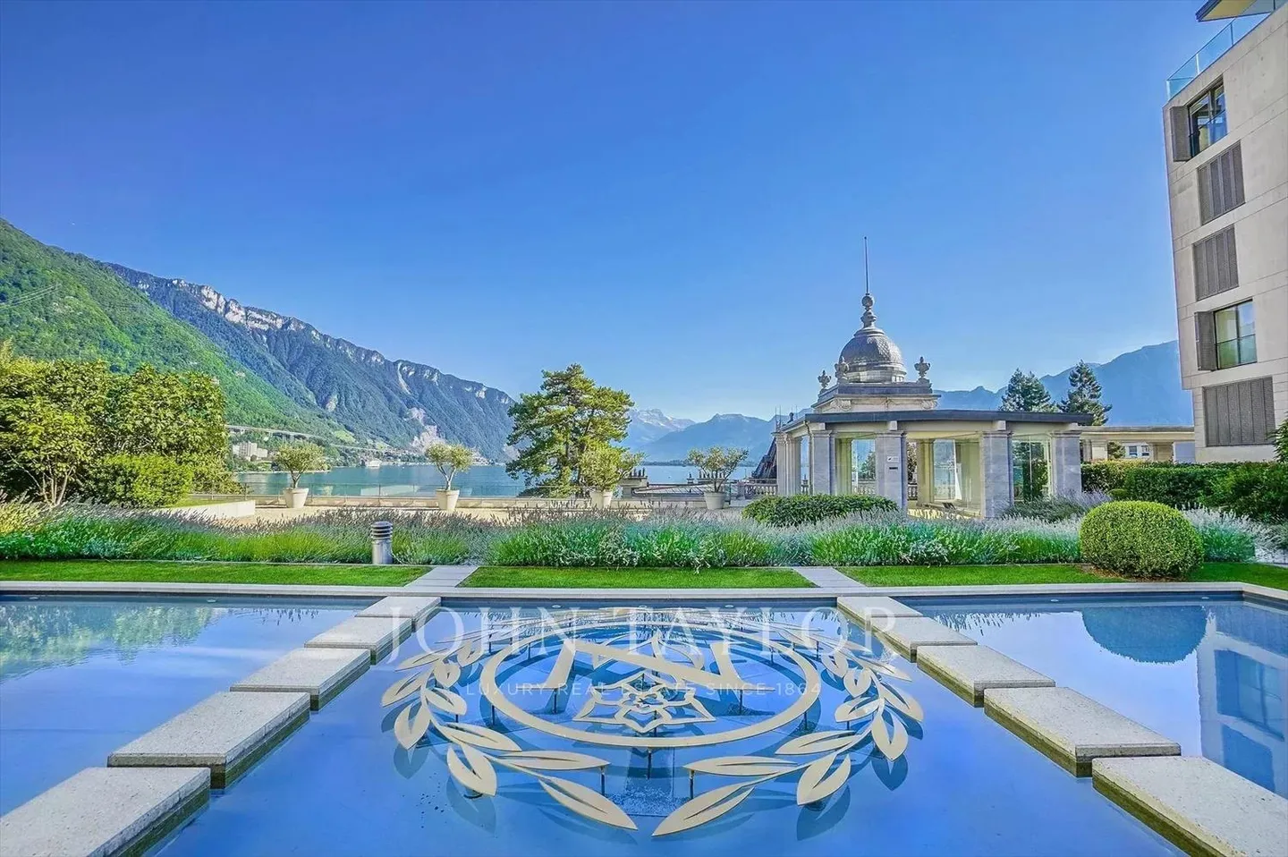Einkaufsarkaden in der Hauptstraße von Montreux - Foto 2 von 3