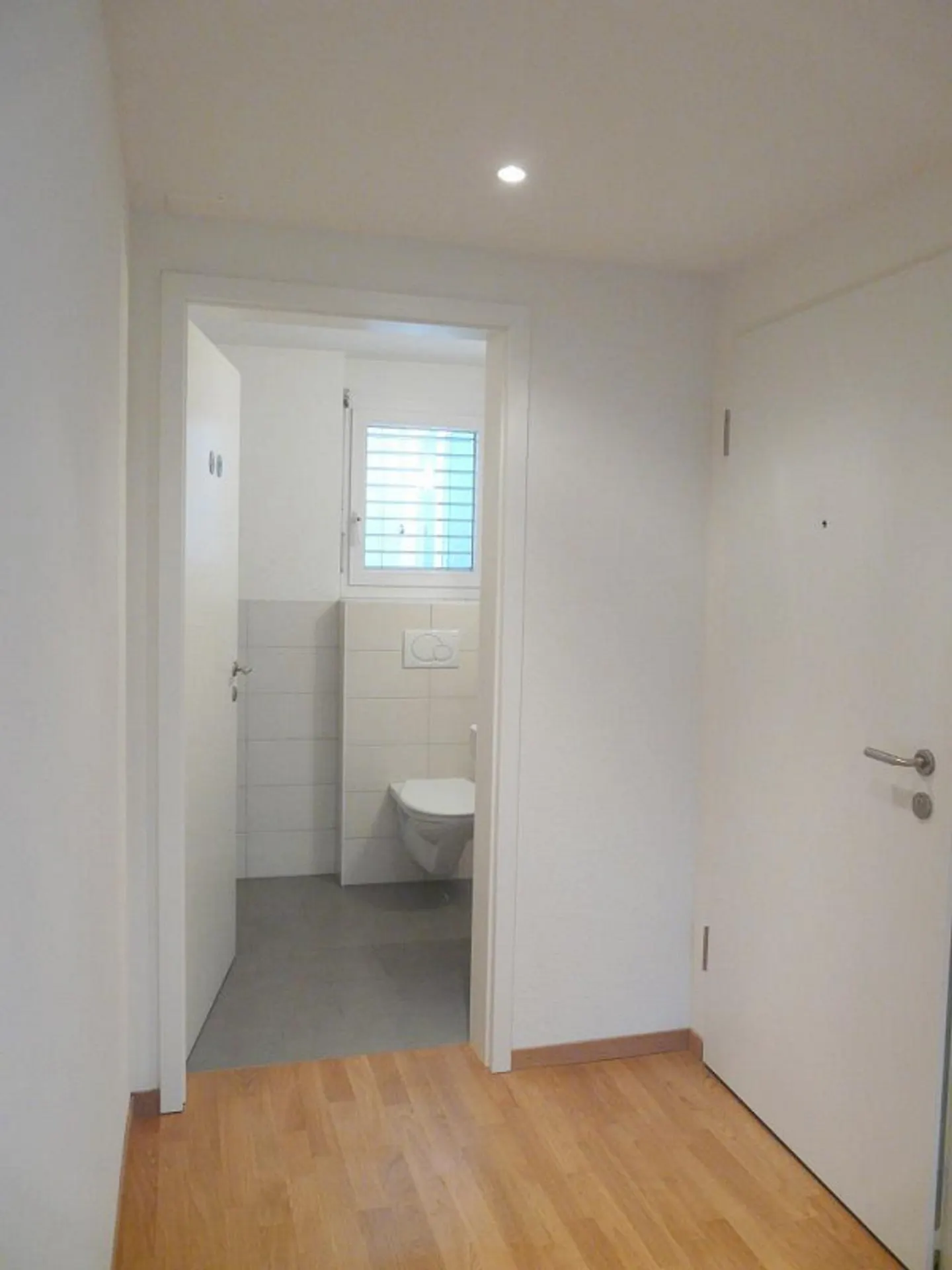 Appartement moderne de 3,5 pièces avec loggia - Photo 2 sur 9
