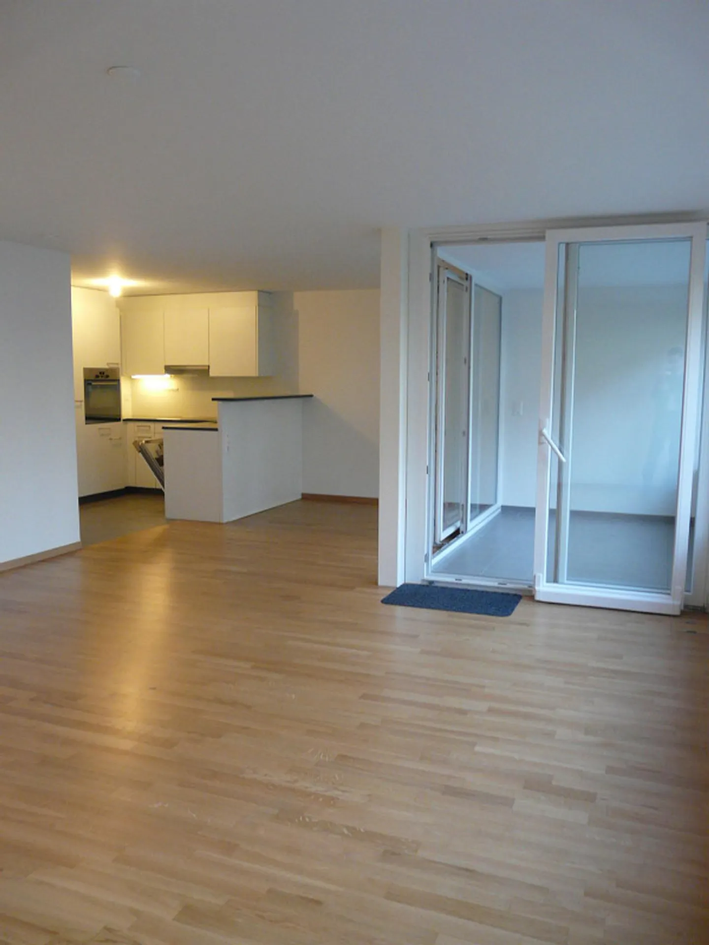 Appartement moderne de 3,5 pièces avec loggia - Photo 3 sur 9
