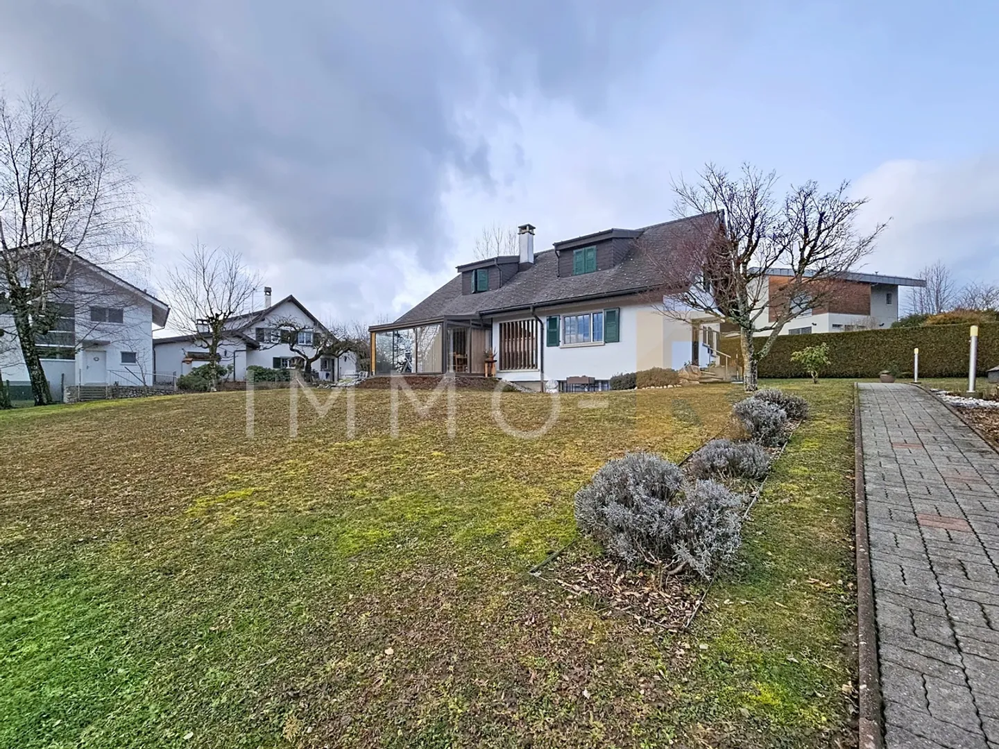 Spacious individual villa with large garden - Photo 1 of 9