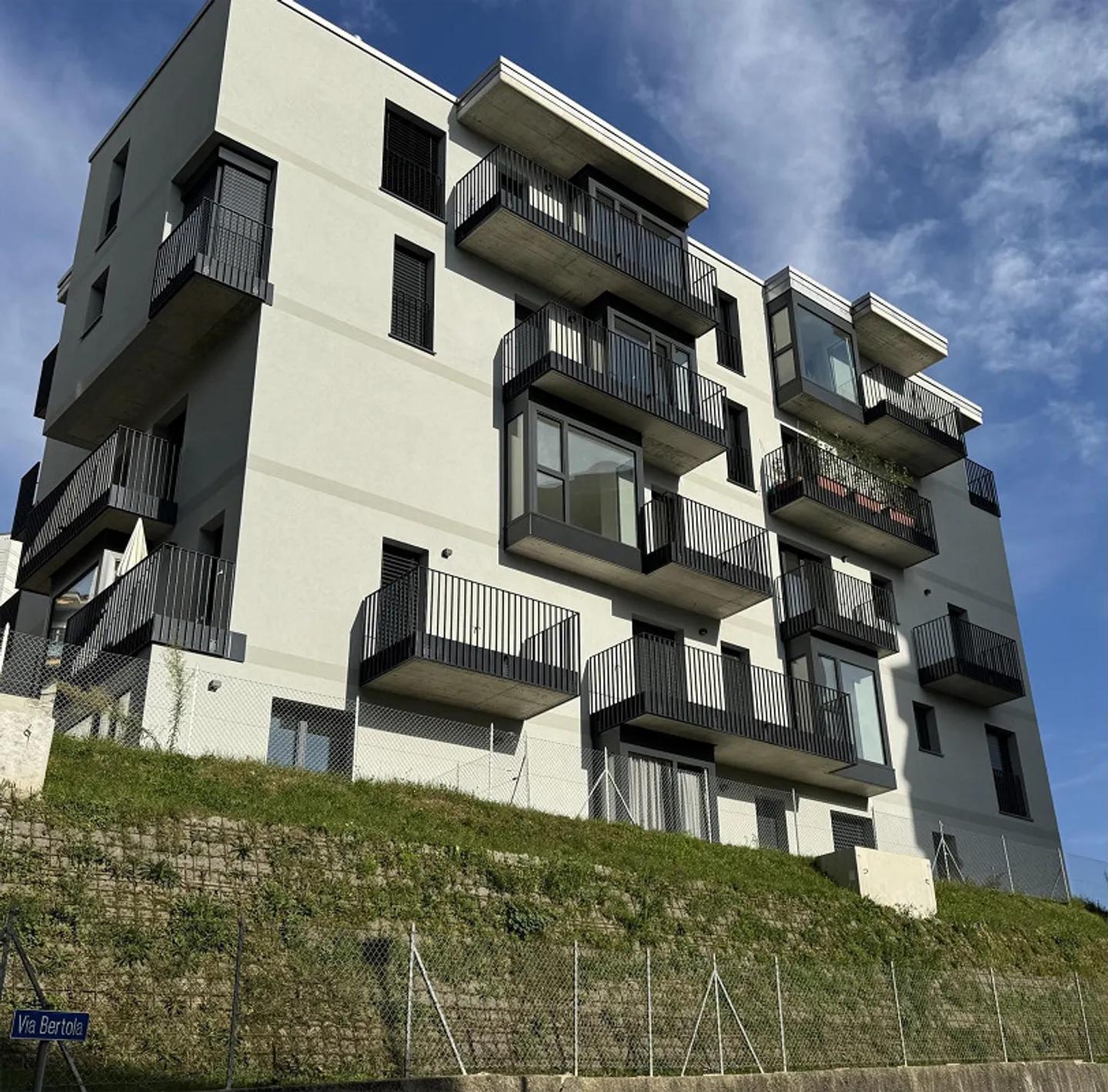 Vacallo – Elegante moderne Wohnung mit Terrasse und neuer Einrichtung - Foto 1 von 13