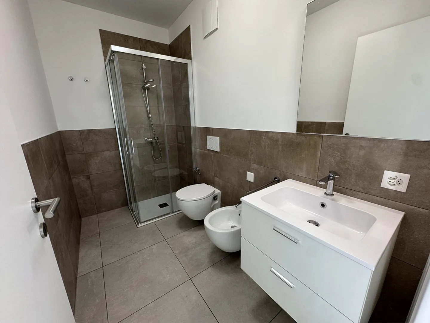 Vacallo – Elegante moderne Wohnung mit Terrasse und neuer Einrichtung - Foto 4 von 13
