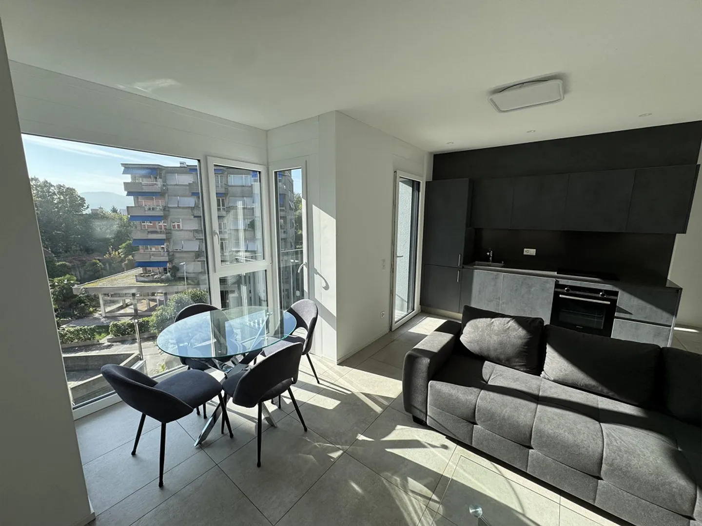 Vacallo – Elegante moderne Wohnung mit Terrasse und neuer Einrichtung - Foto 10 von 13