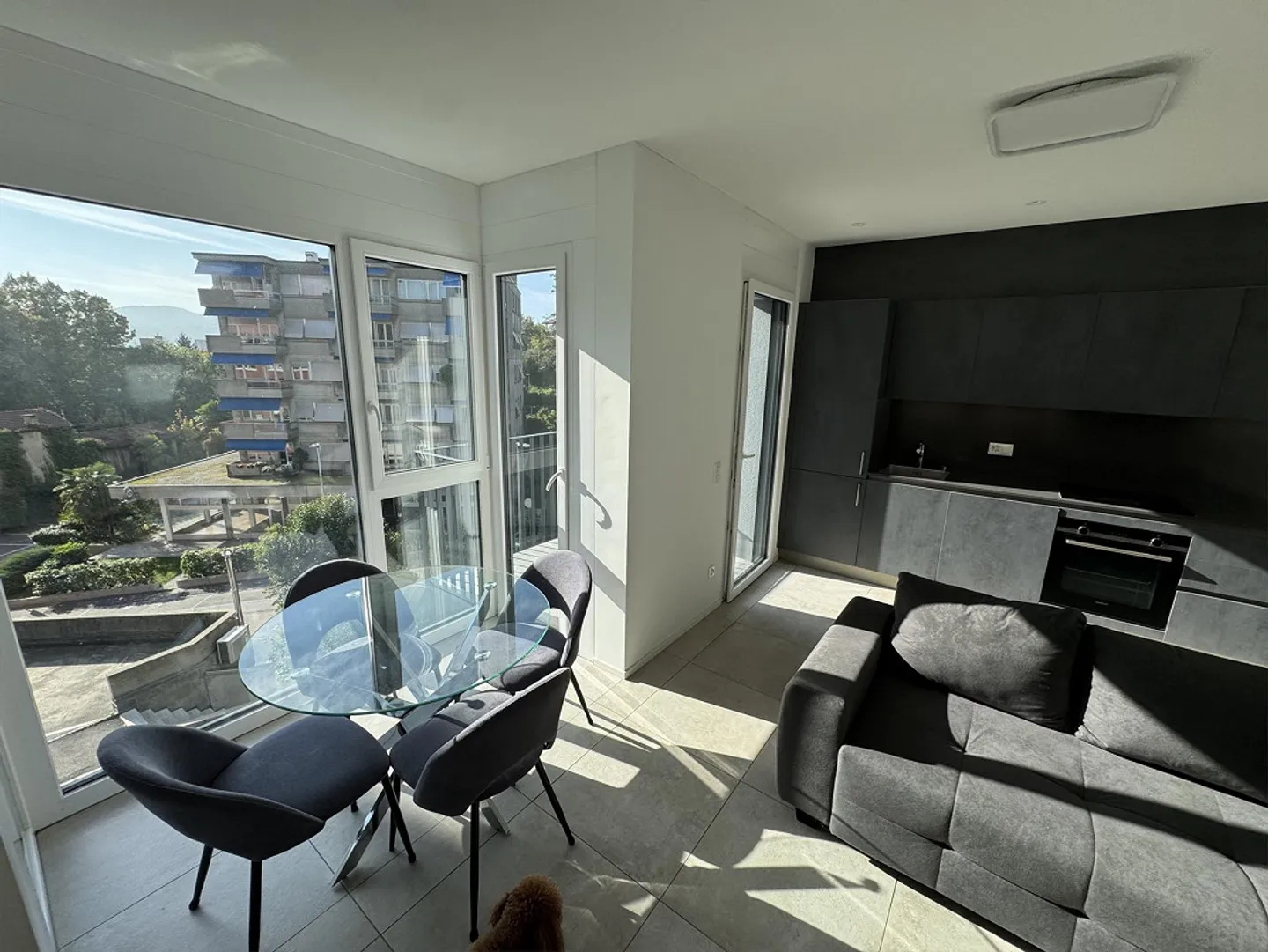 Vacallo – Elegante moderne Wohnung mit Terrasse und neuer Einrichtung - Foto 2 von 13