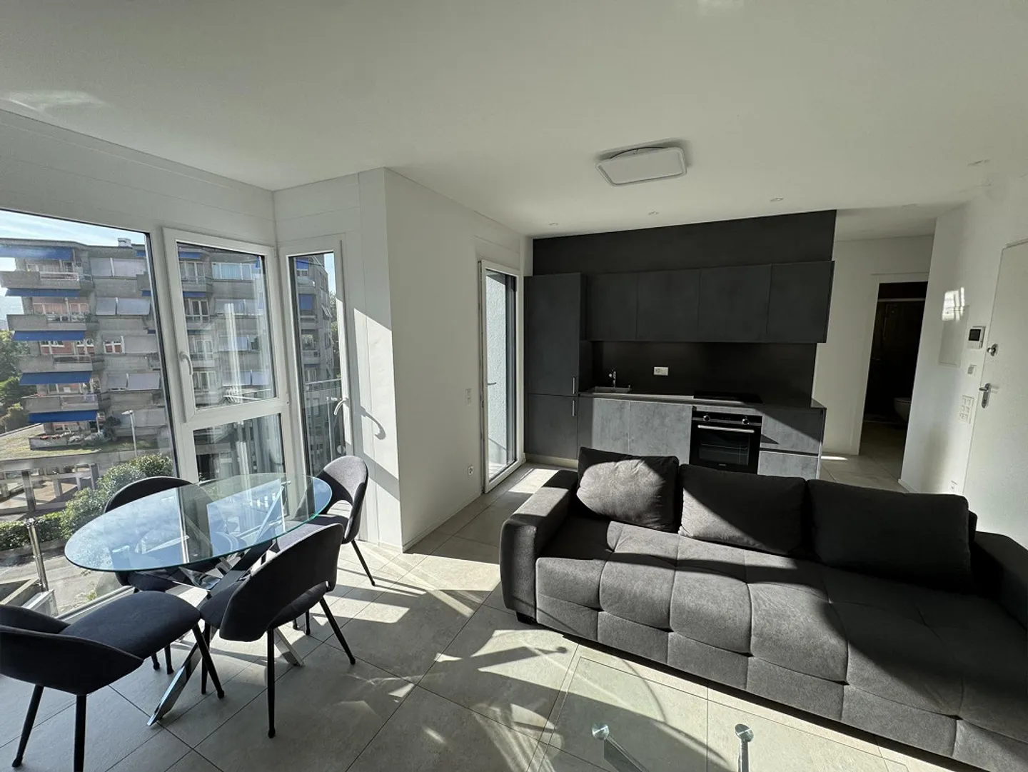 Vacallo – Elegante moderne Wohnung mit Terrasse und neuer Einrichtung - Foto 11 von 13