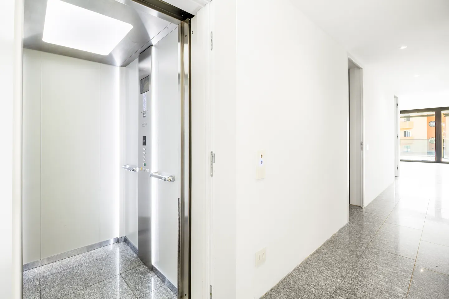 Modern apartment with high-end finishes - Photo 2 of 12