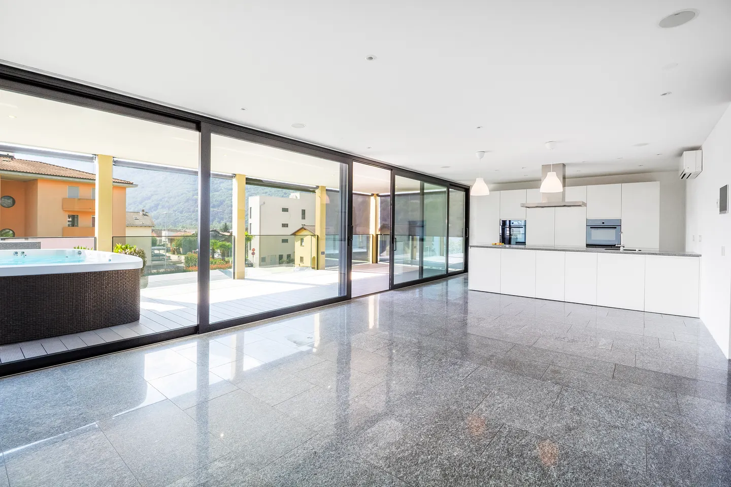 Modern apartment with high-end finishes - Photo 3 of 12