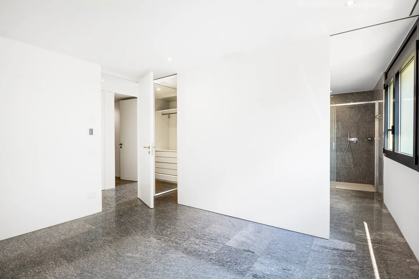 Modern apartment with high-end finishes - Photo 5 of 12