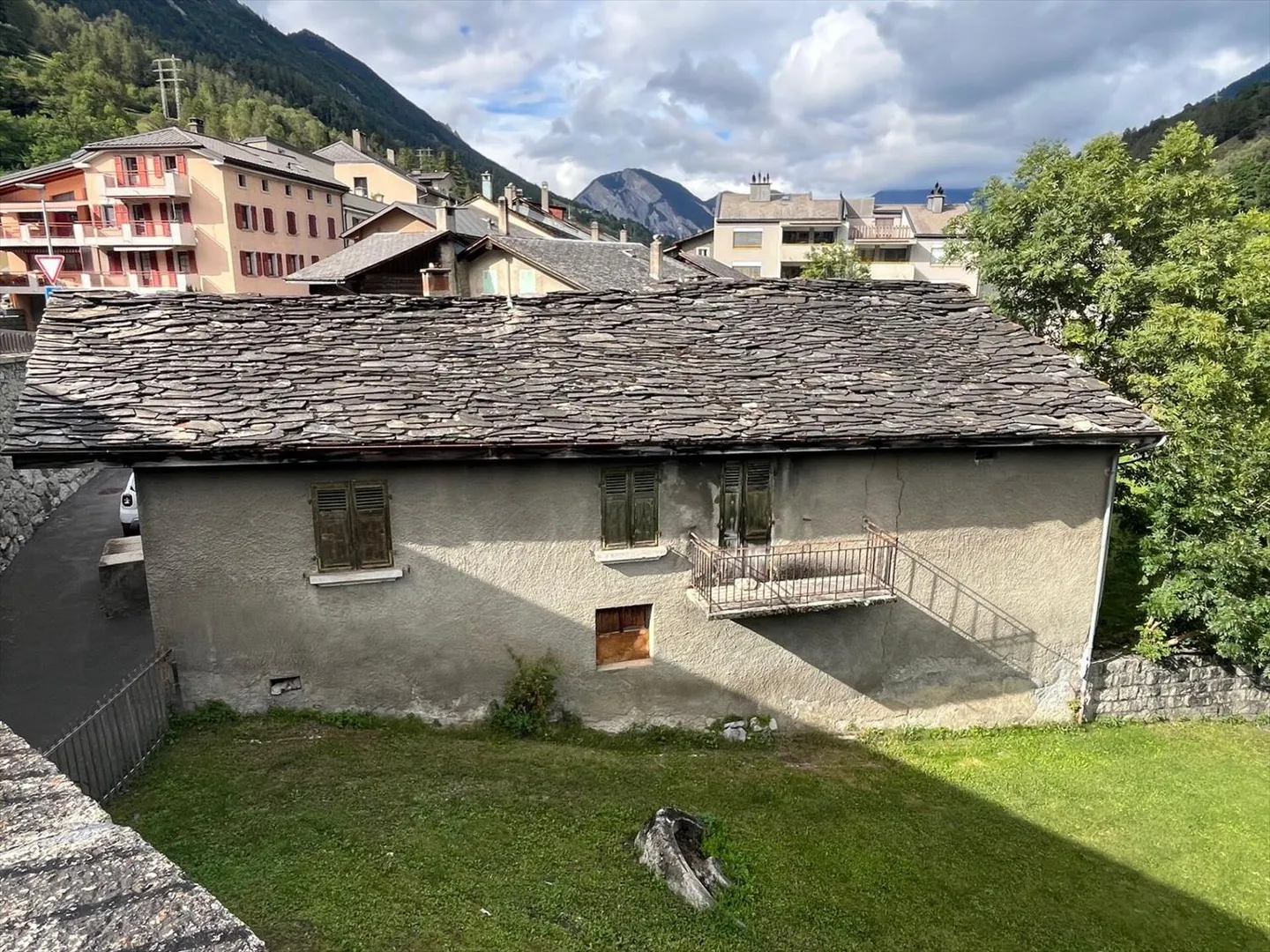 Im Herzen des Dorfes Orsières, Haus und Scheune zu renovieren mit schönem Außenbereich - Foto 3 von 13