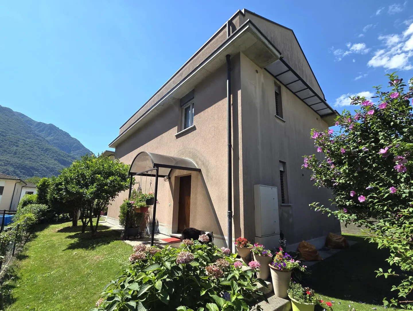 Spacious single-family house with 6 rooms in Gorduno - Photo 1 of 21