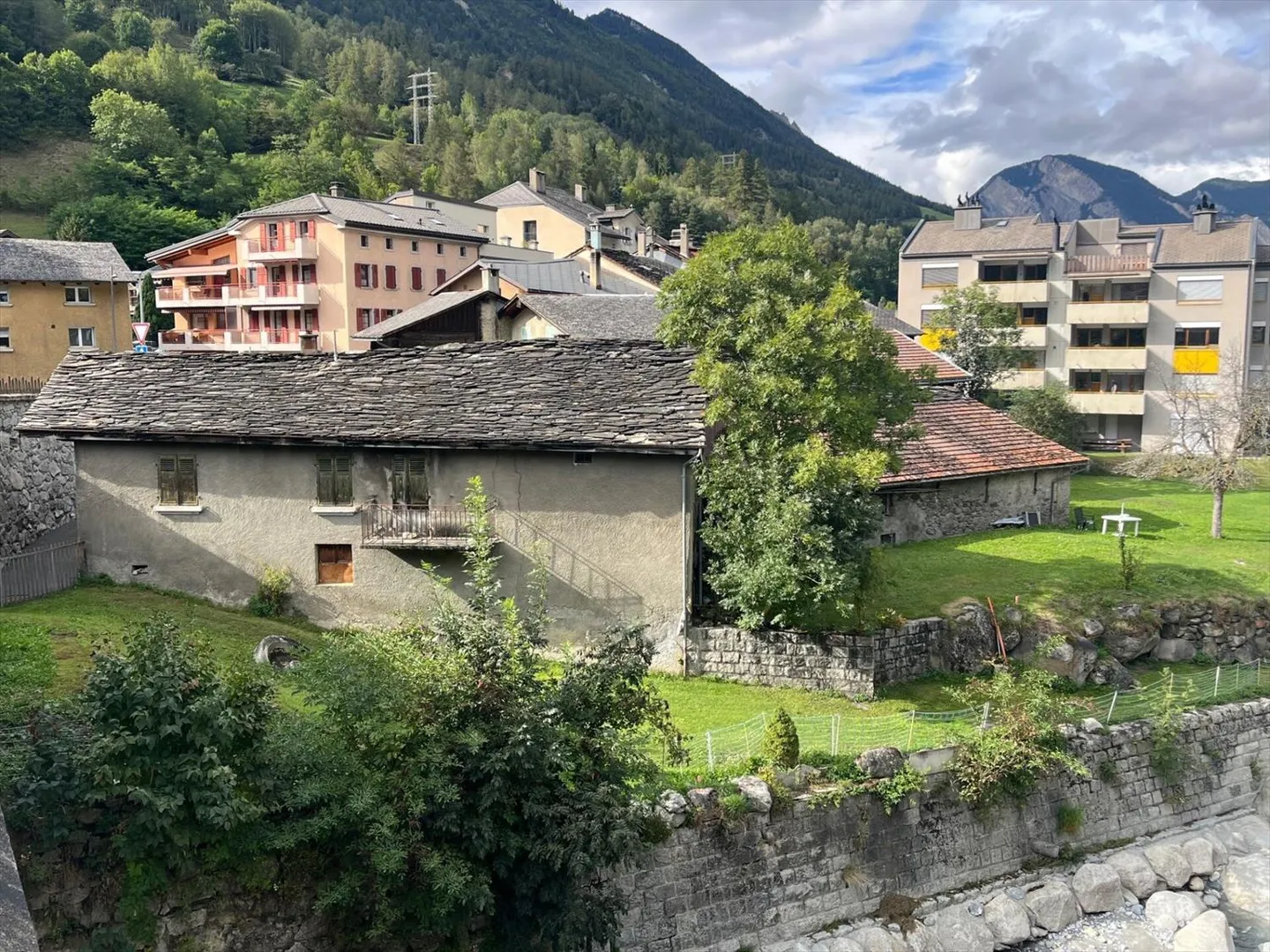 Im Herzen des Dorfes Orsières, Haus und Scheune zu renovieren mit schönem Außenbereich - Foto 4 von 13