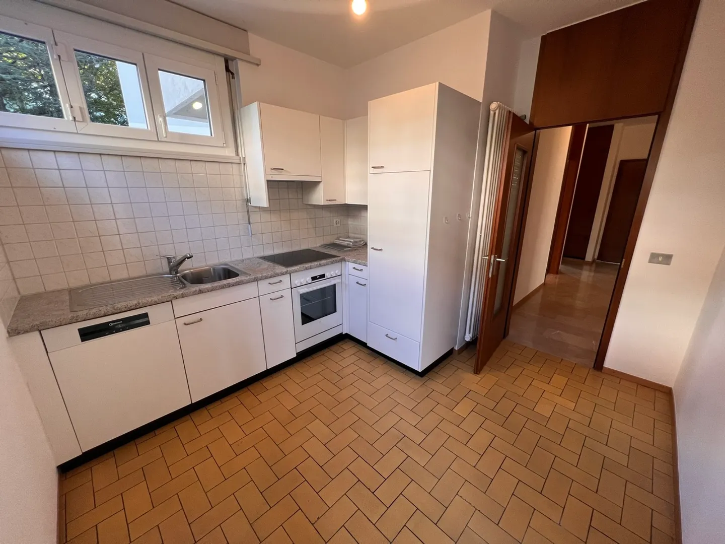 AFFITTASI SPAZIOSO APPARTAMENTO DI 2.5 LOCALI - Foto 2 di 8