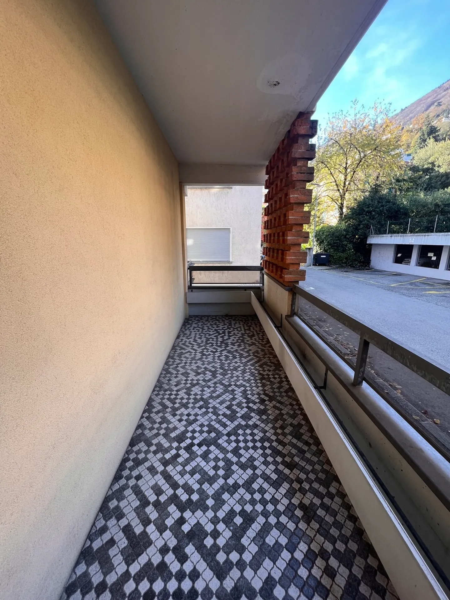 AFFITTASI SPAZIOSO APPARTAMENTO DI 2.5 LOCALI - Foto 4 di 8