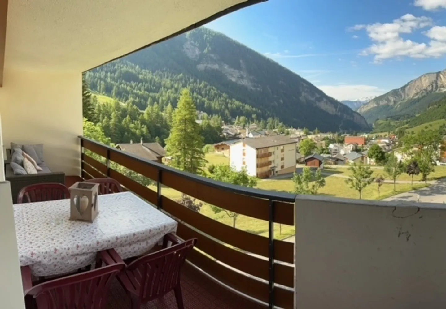 Top renovated 3.5 room holiday apartment in the 'Majesta' house in Leukerbad - Photo 2 of 36