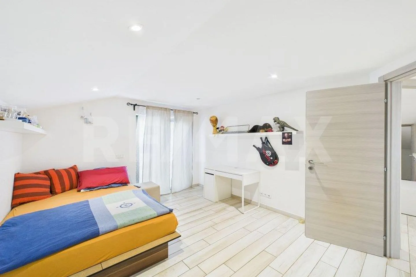 Duplex apartment 4 rooms with lake view and pool - Photo 8 of 13