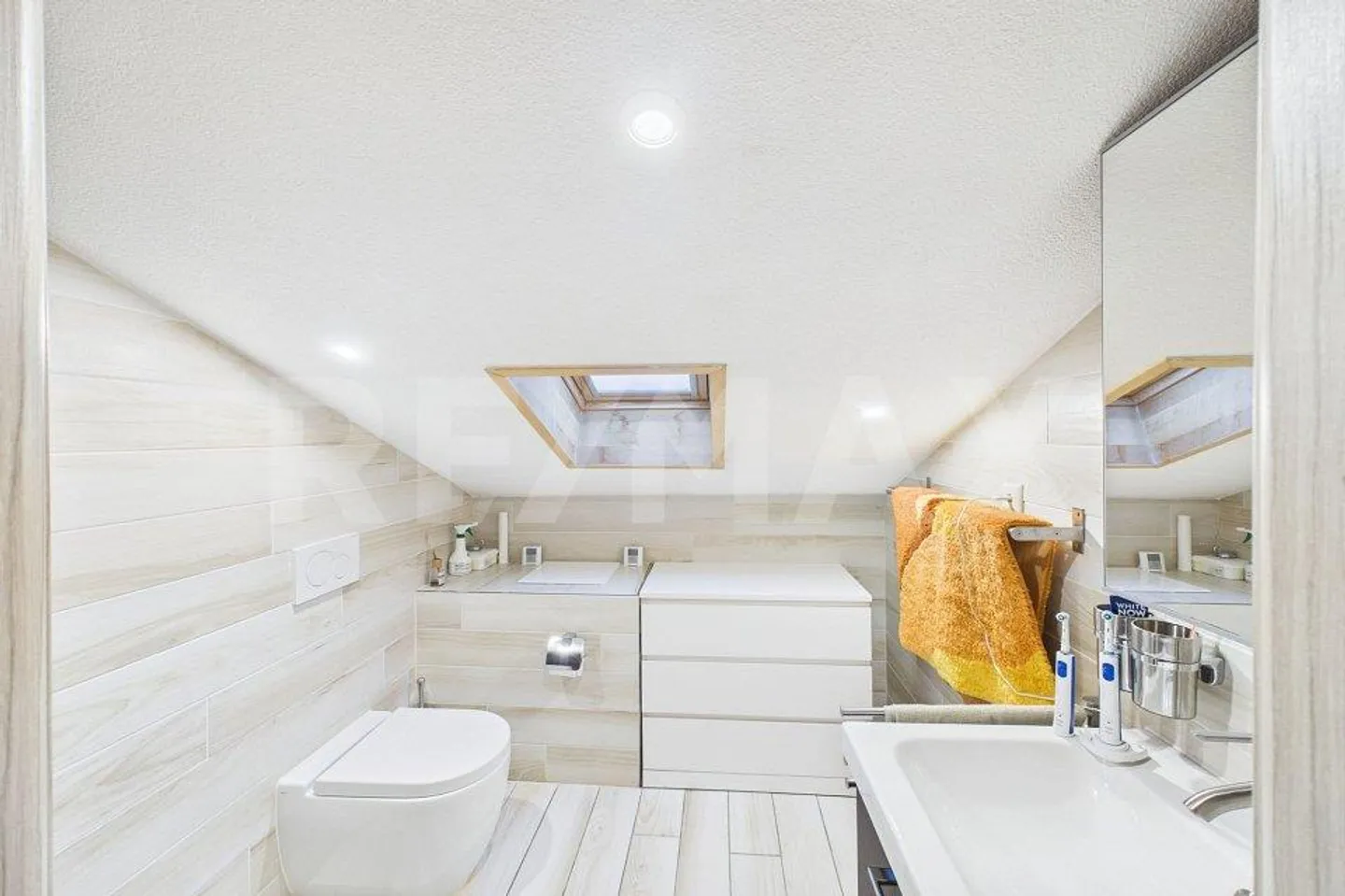 Duplex apartment 4 rooms with lake view and pool - Photo 10 of 13