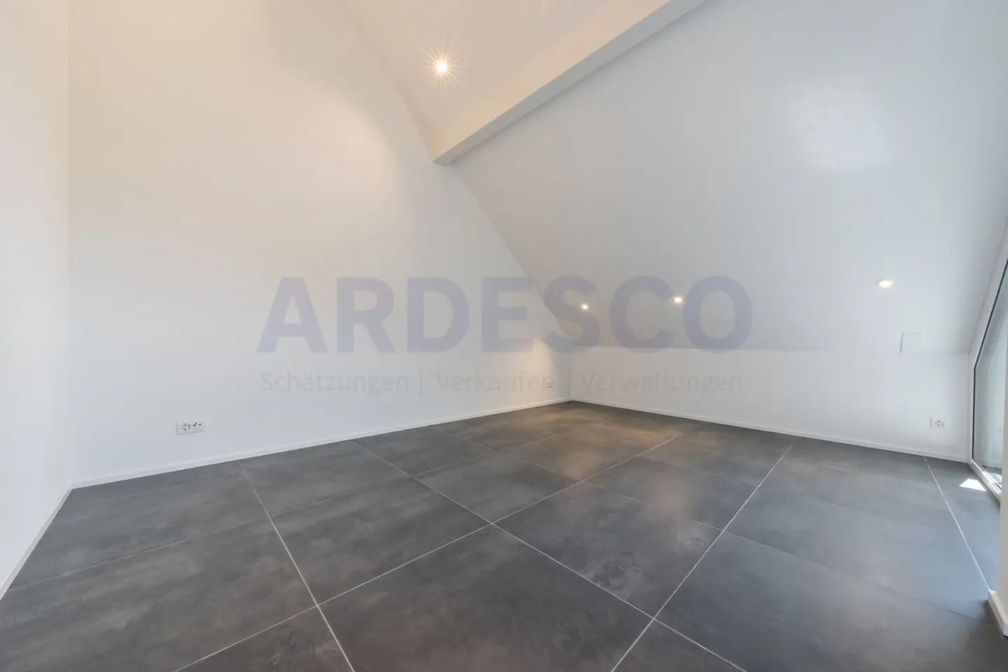 Elegance, comfort, and excellent condition combined! - Photo 5 of 9