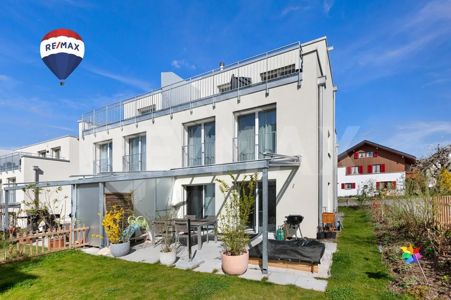 Newly built 5.5-room semi-detached house in a quiet location - Photo 1 of 13
