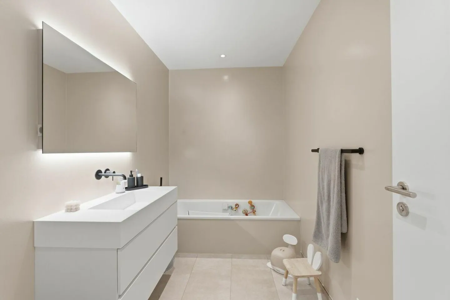 Newly built, light-flooded 4.5 room apartment with loggia and comfort... - Photo 10 of 12