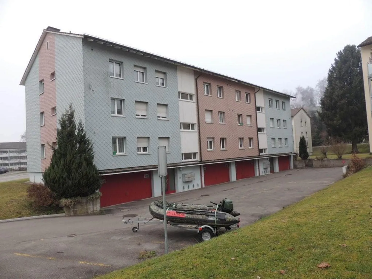 Un buon appartamento di 3 stanze arredato semplicemente a Uster - Foto 1 di 5