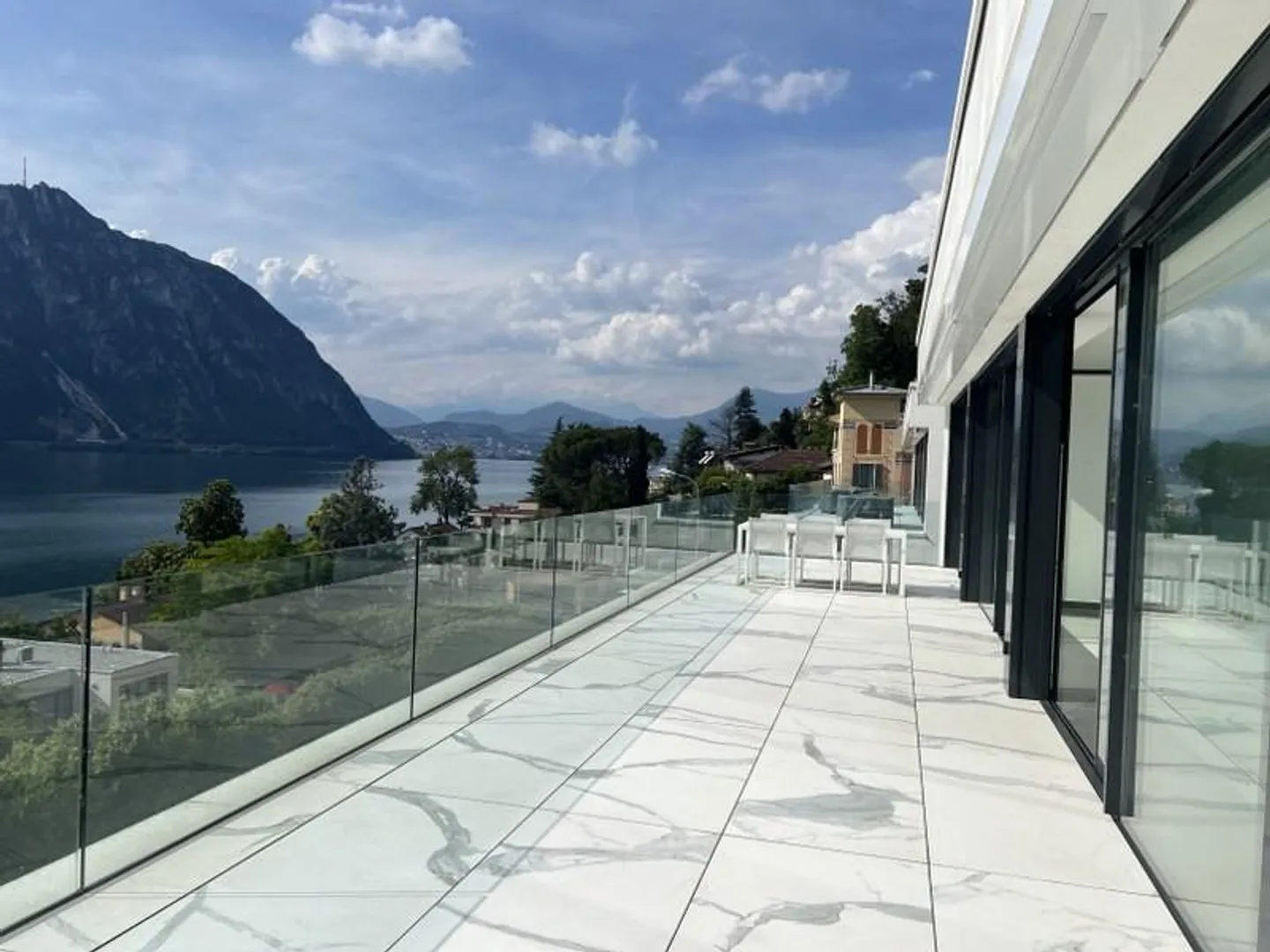 MERAVIGLIOSO ATTICO DI 4.5 LOCALI FRONTE LAGO - Foto 1 di 13