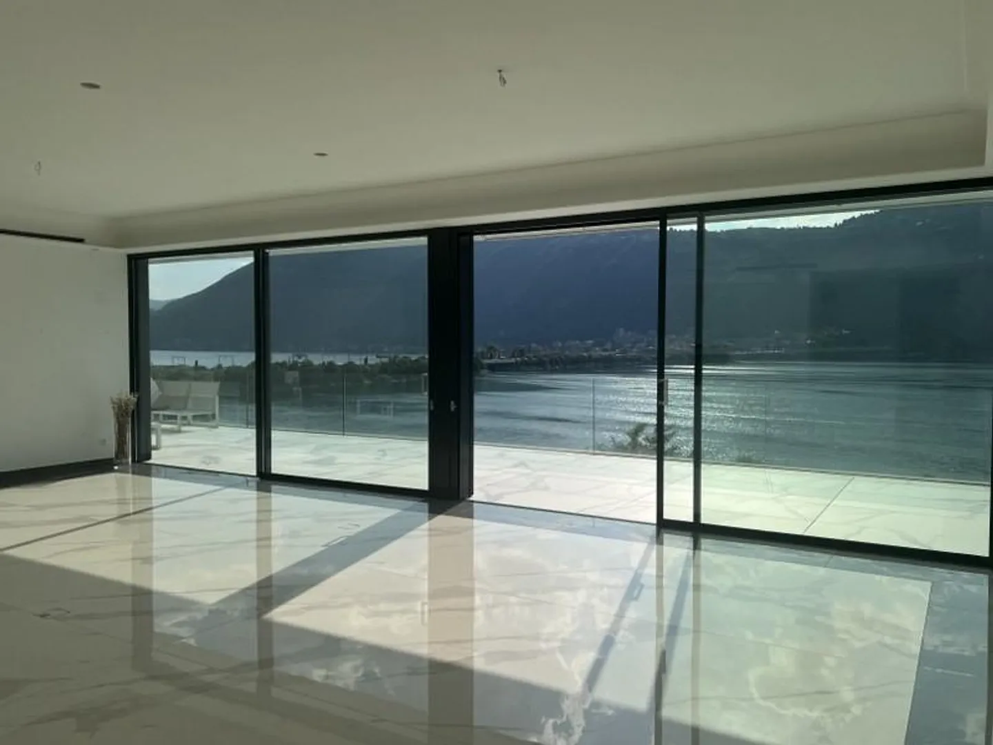 MERAVIGLIOSO ATTICO DI 4.5 LOCALI FRONTE LAGO - Foto 3 di 13