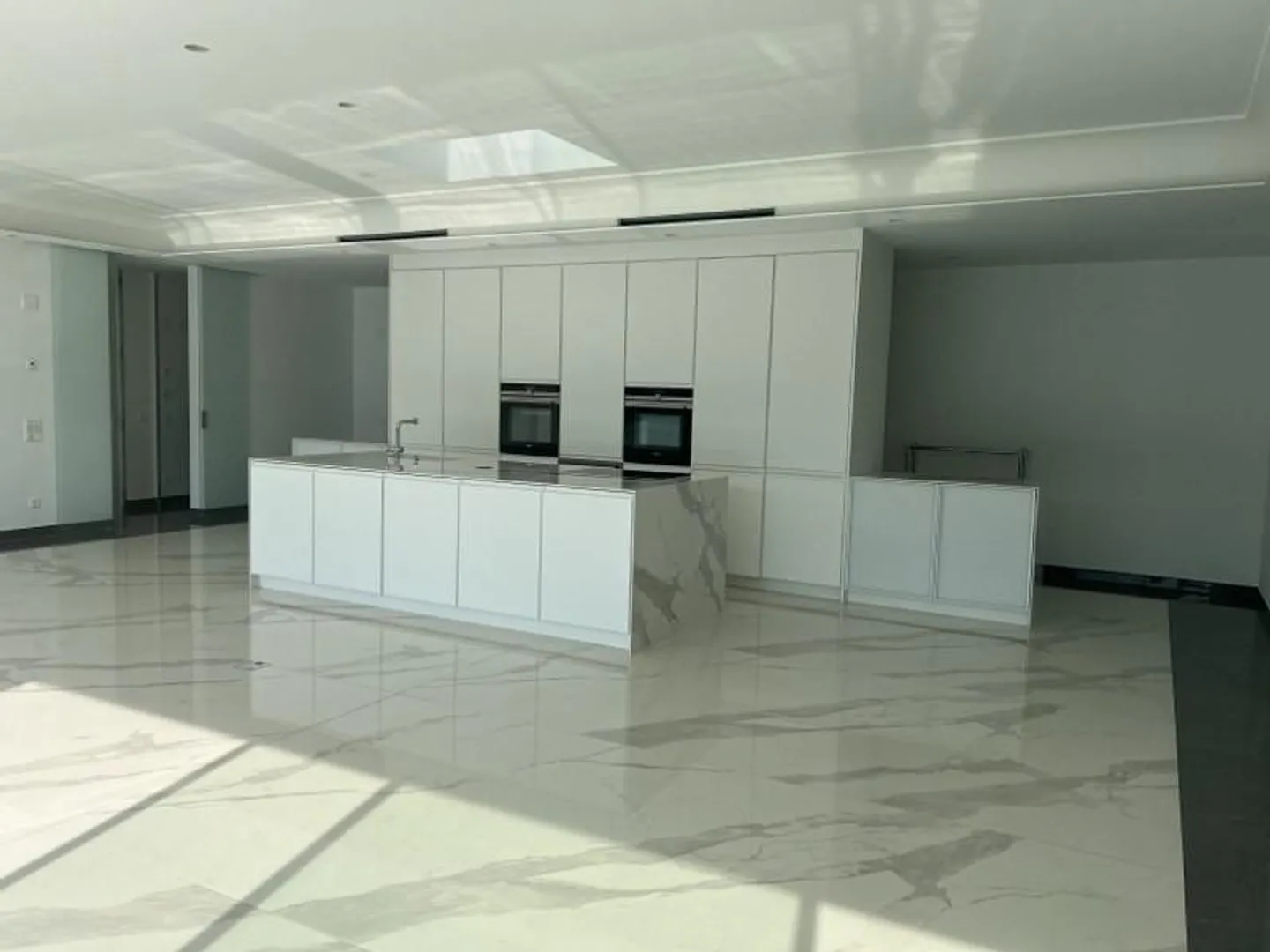 MERAVIGLIOSO ATTICO DI 4.5 LOCALI FRONTE LAGO - Foto 4 di 13