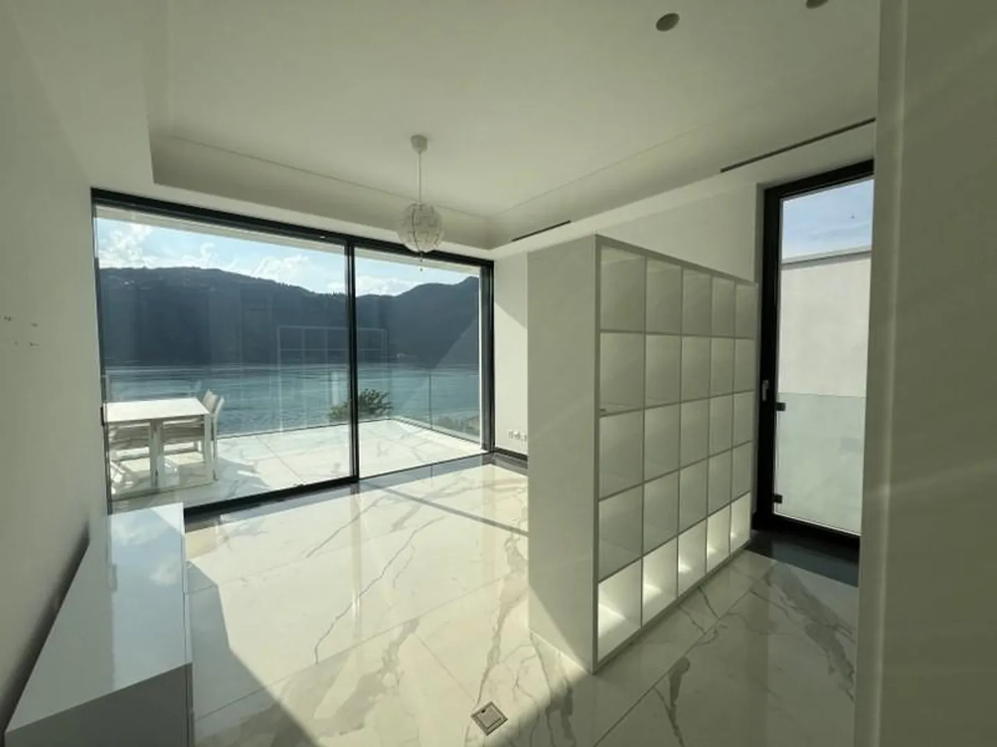MERAVIGLIOSO ATTICO DI 4.5 LOCALI FRONTE LAGO - Foto 5 di 13