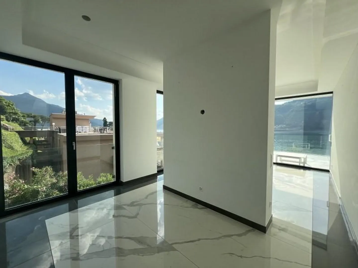 MERAVIGLIOSO ATTICO DI 4.5 LOCALI FRONTE LAGO - Foto 12 di 13