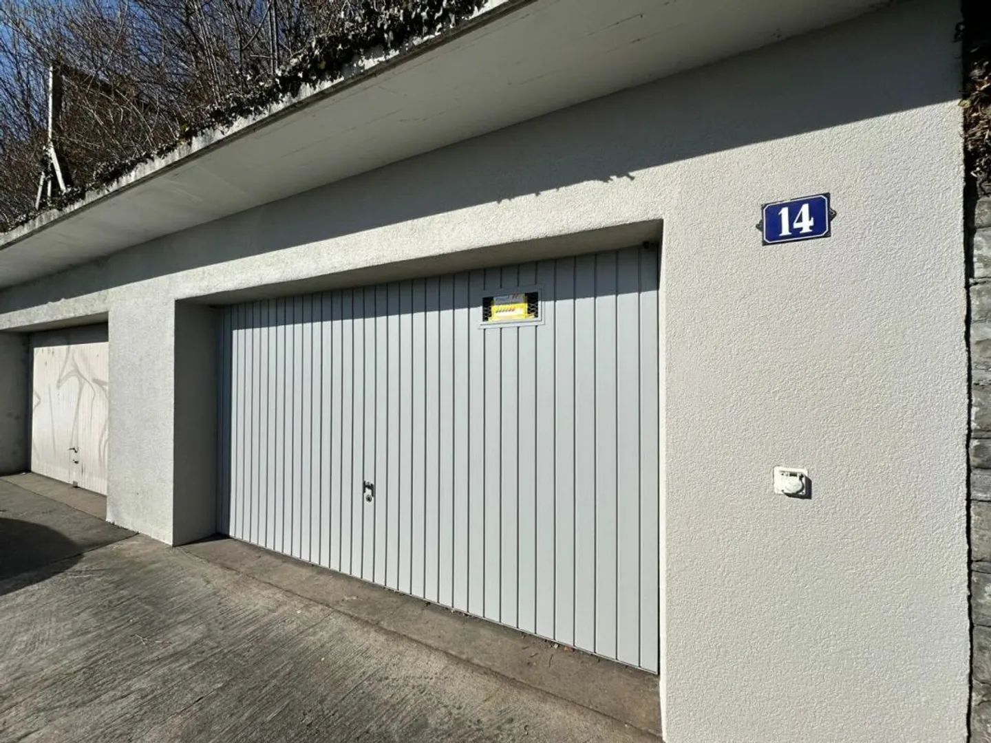 Doppelgarage mit Vorplatz und E-Ladestation - Foto 1 di 2