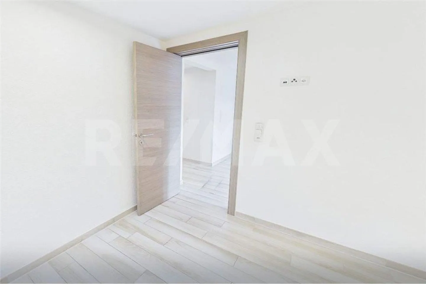 Appartement 3 ½ pièces avec vue sur le lac et piscine - Photo 11 sur 13