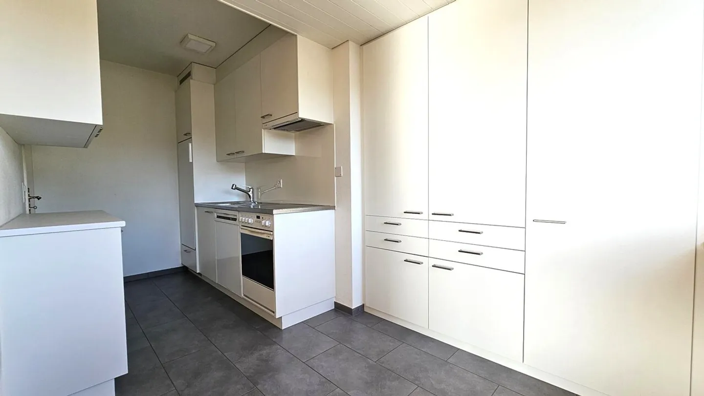 Appartement lumineux de 3,5 pièces dans un emplacement calme et central à Bottmingen - Photo 4 sur 14