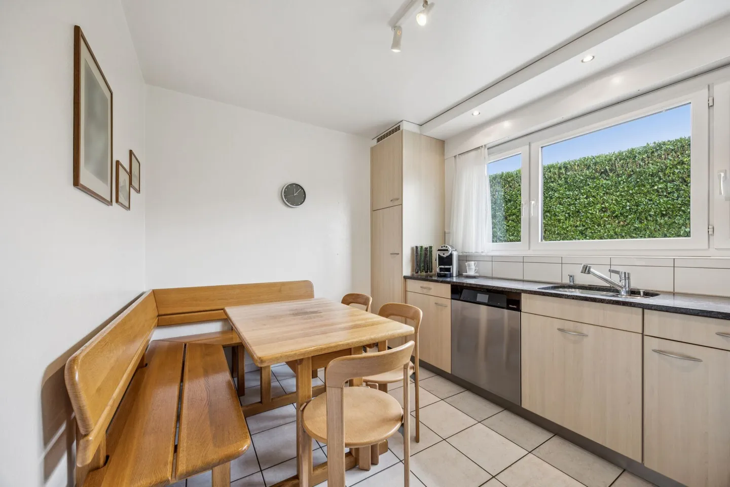 Seltene Gelegenheit: Wohnen mit Aussicht und grossem Garten - Foto 3 von 13