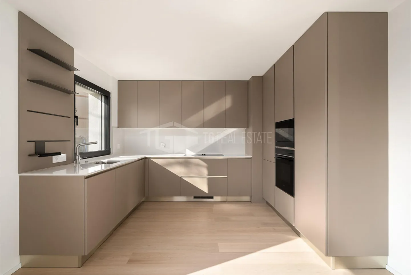 Modern penthouse with 4.5 rooms and lake view - Photo 5 of 13