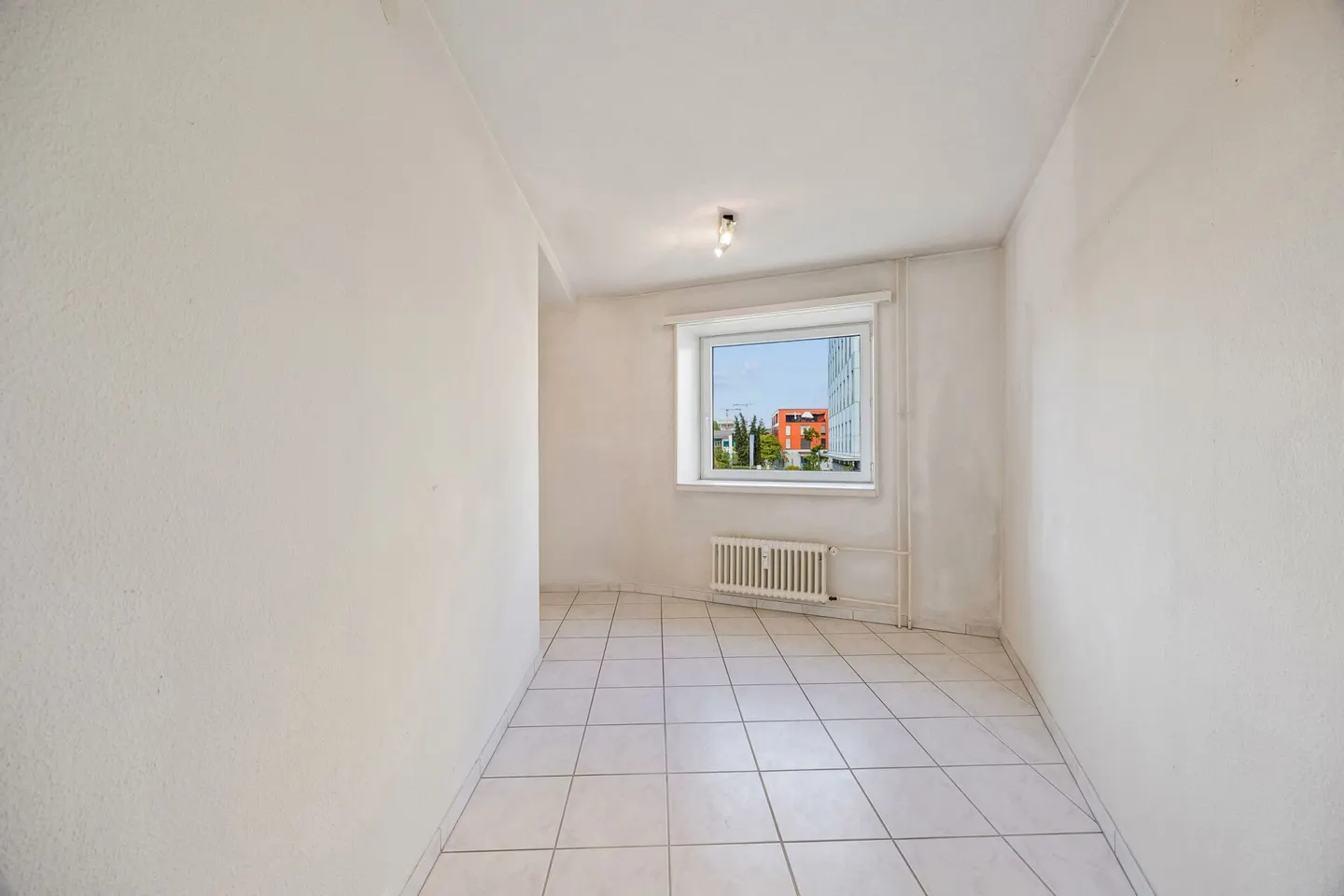 Perfect for Commuters: Quiet 3.5-Room Apartment Near Train Station - Photo 12 of 16
