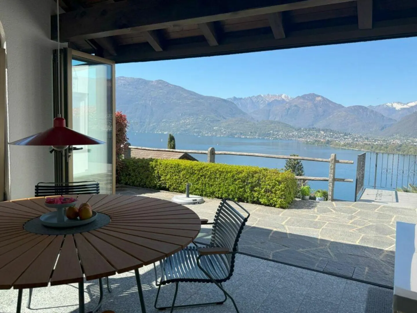 Renoviertes Chalet mit Seesicht - Foto 1 von 9