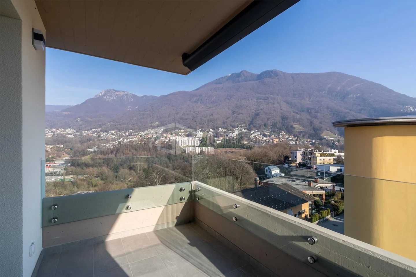 Modern penthouse with 4.5 rooms and lake view - Photo 9 of 13