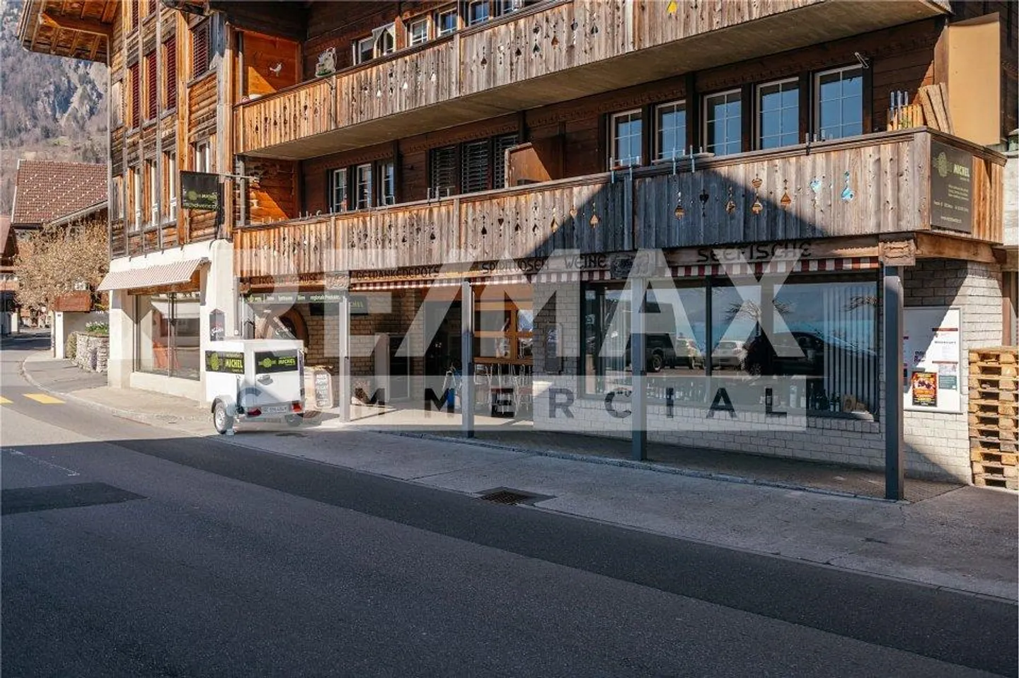 Spazi commerciali interessanti in affitto nella migliore posizione a Brienz - Foto 1 di 13