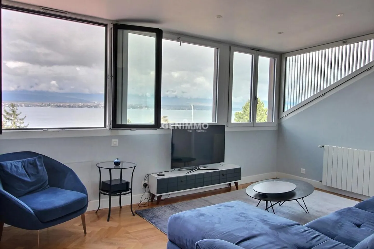 Appartement Charmant avec Vue sur le Lac - Photo 2 sur 4