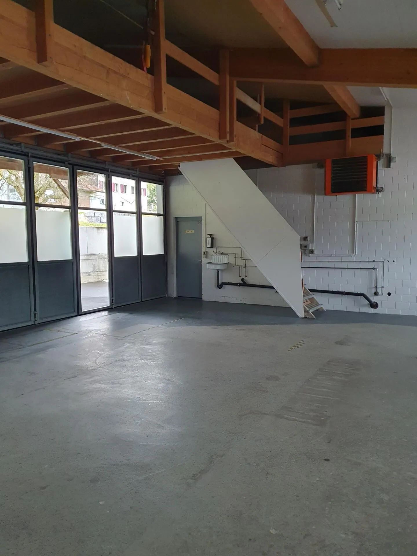 110m2 spazio commerciale / di stoccaggio incluso ufficio e galleria di 55m2 - Foto 1 di 7