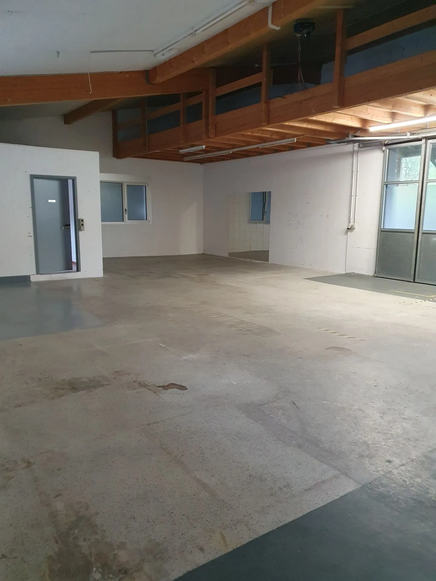 110m2 spazio commerciale / di stoccaggio incluso ufficio e galleria di 55m2 - Foto 2 di 7