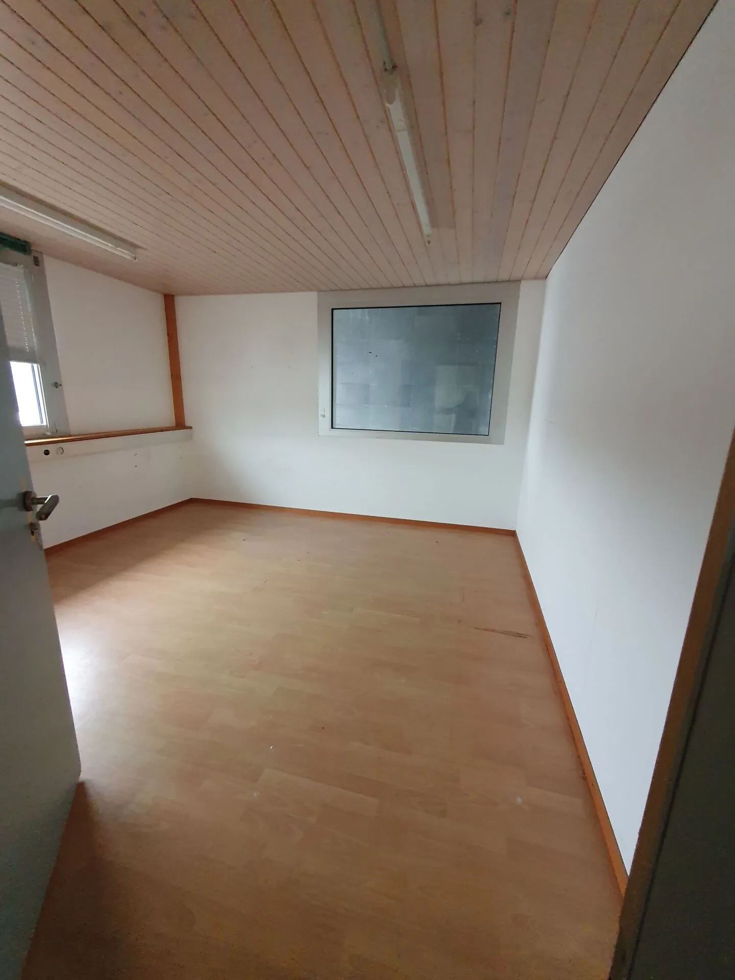 110m2 spazio commerciale / di stoccaggio incluso ufficio e galleria di 55m2 - Foto 5 di 7