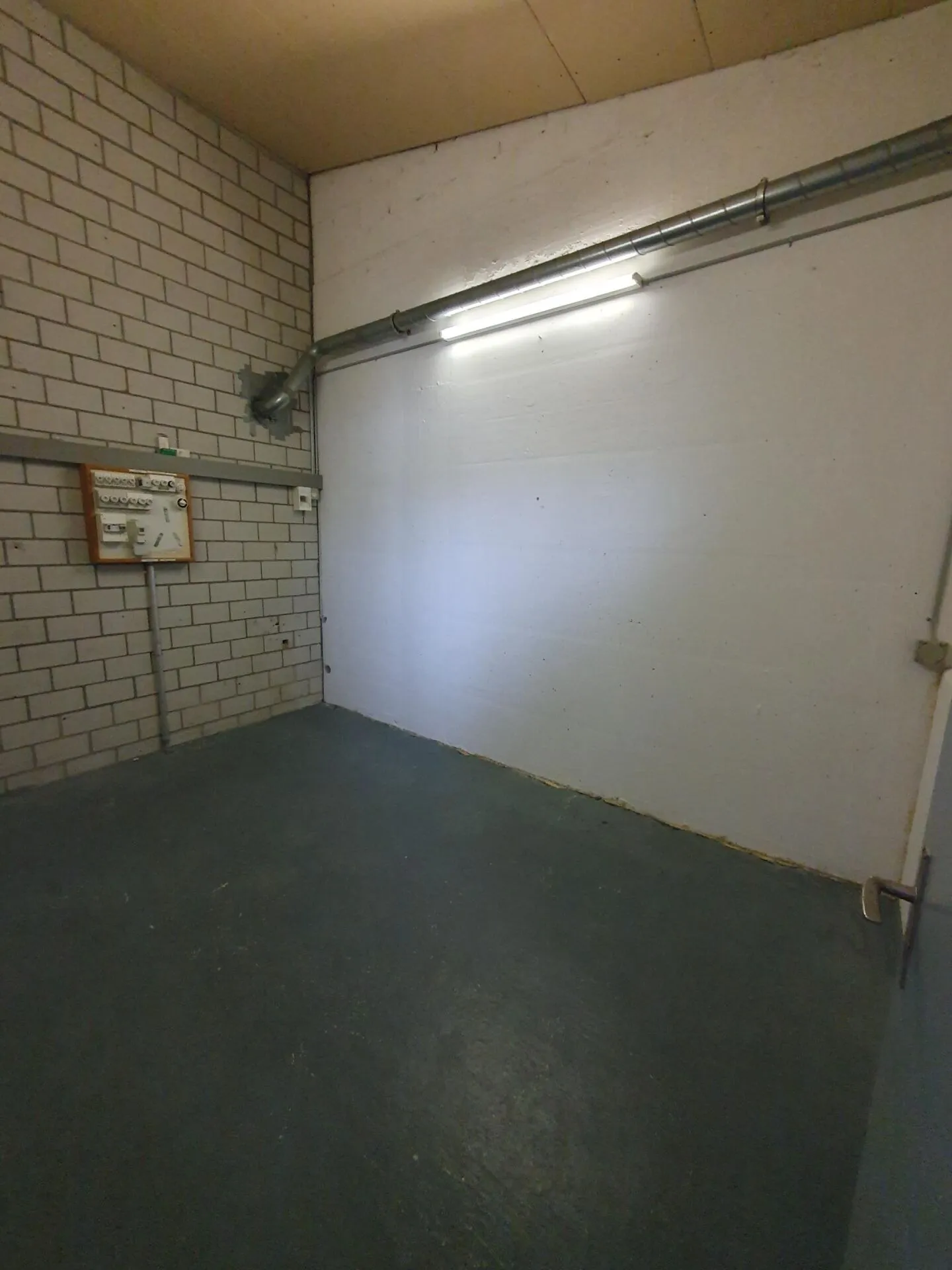 110m2 spazio commerciale / di stoccaggio incluso ufficio e galleria di 55m2 - Foto 6 di 7