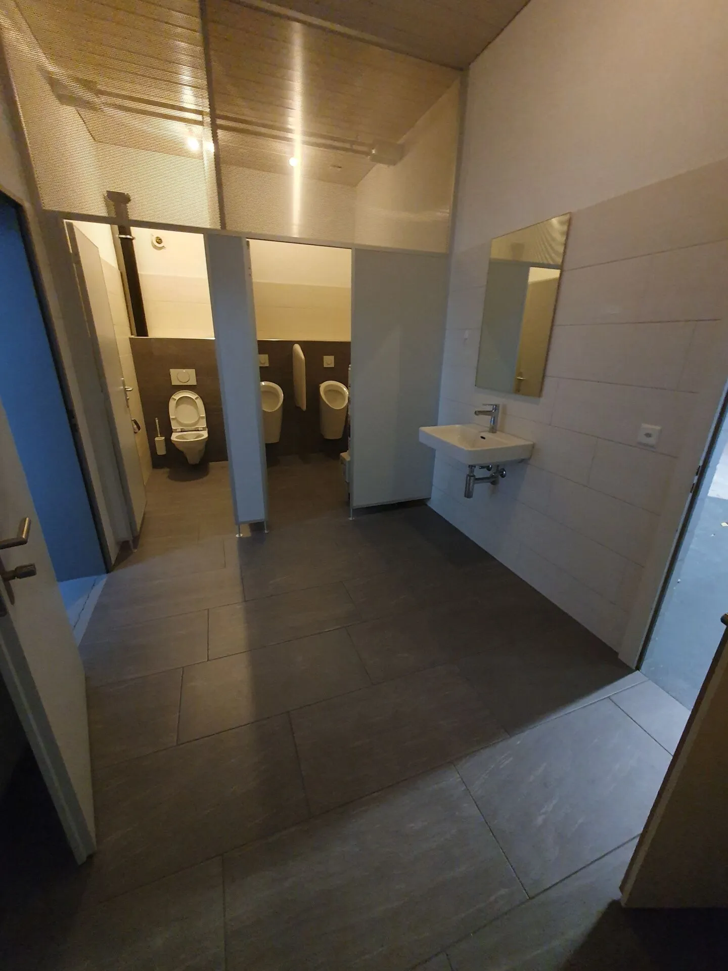 110m2 spazio commerciale / di stoccaggio incluso ufficio e galleria di 55m2 - Foto 7 di 7