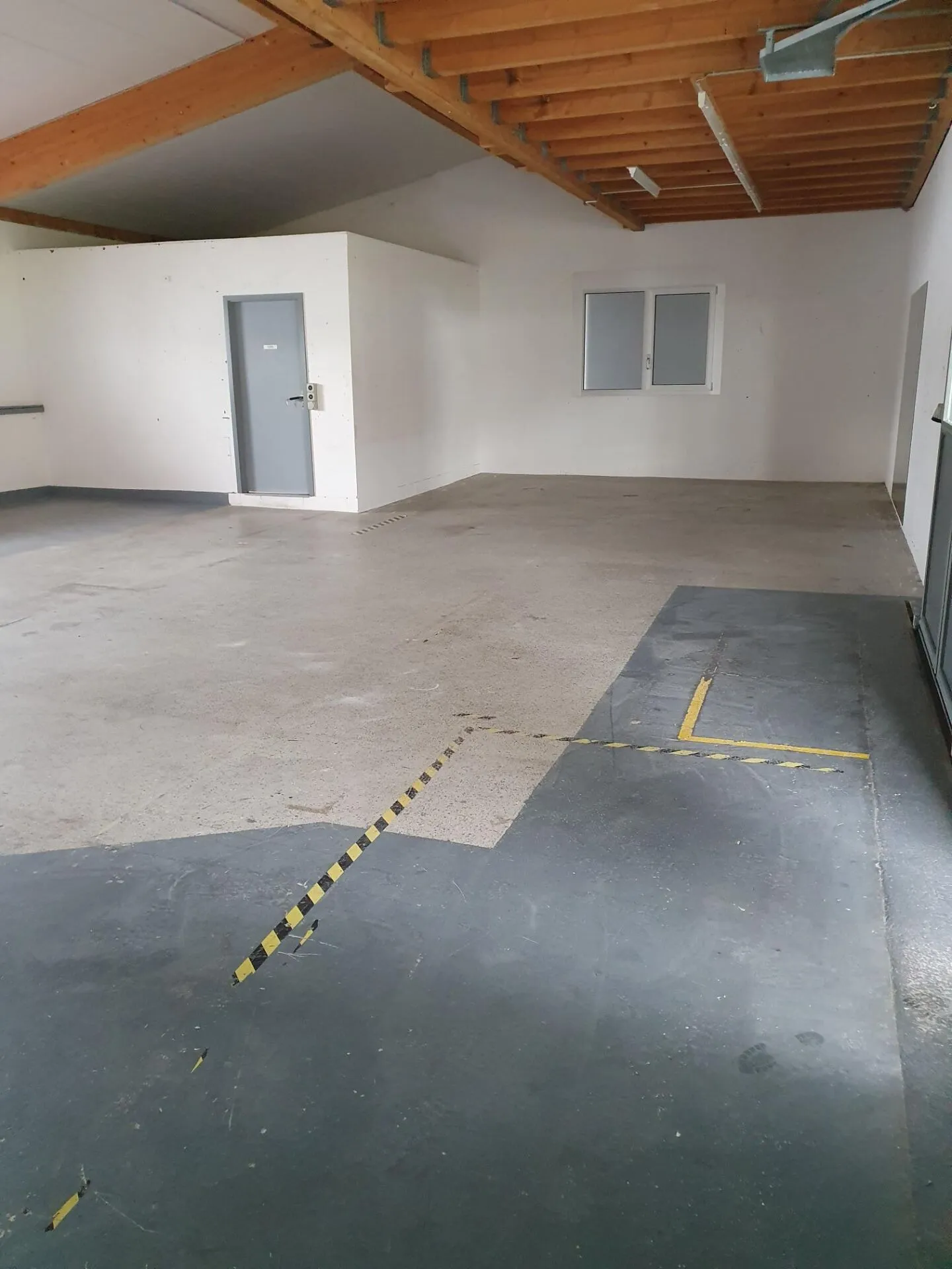 110m2 spazio commerciale / di stoccaggio incluso ufficio e galleria di 55m2 - Foto 3 di 7