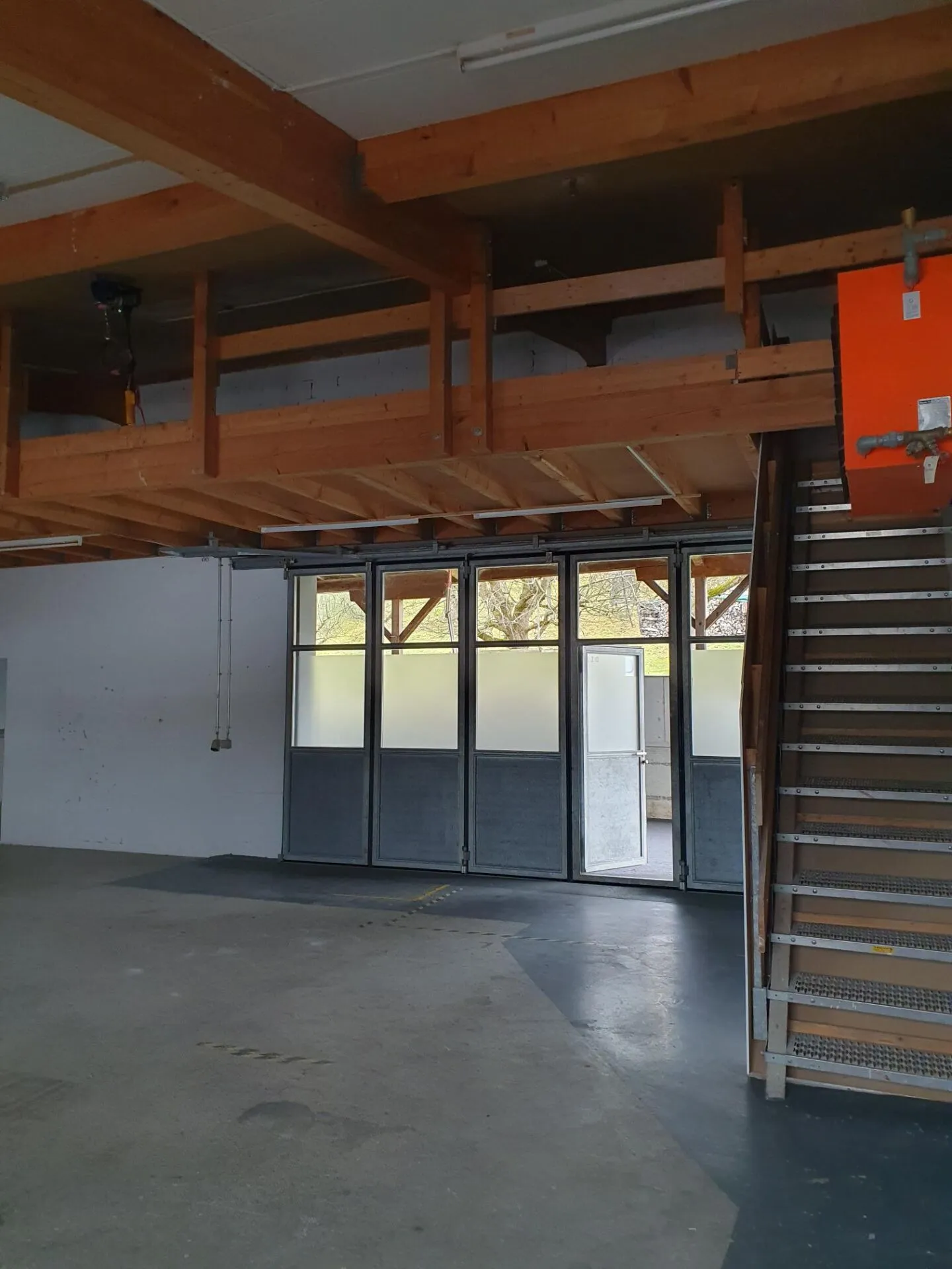 110m2 spazio commerciale / di stoccaggio incluso ufficio e galleria di 55m2 - Foto 4 di 7